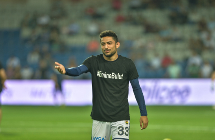Fenerbahçe tribünleri Emine Bulut için siyaha büründü!