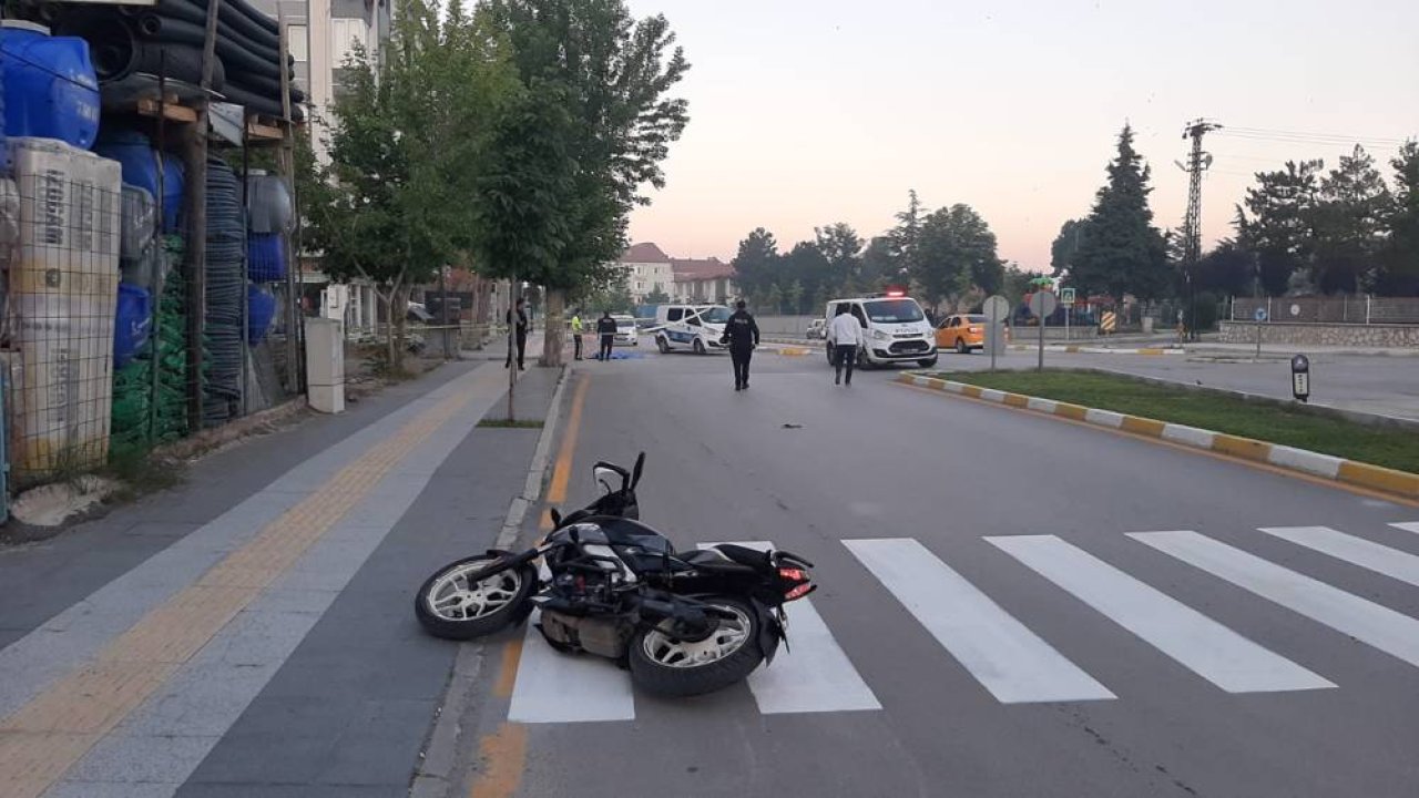Kaldırıma çarpan motosikletteki 2 genç öldü