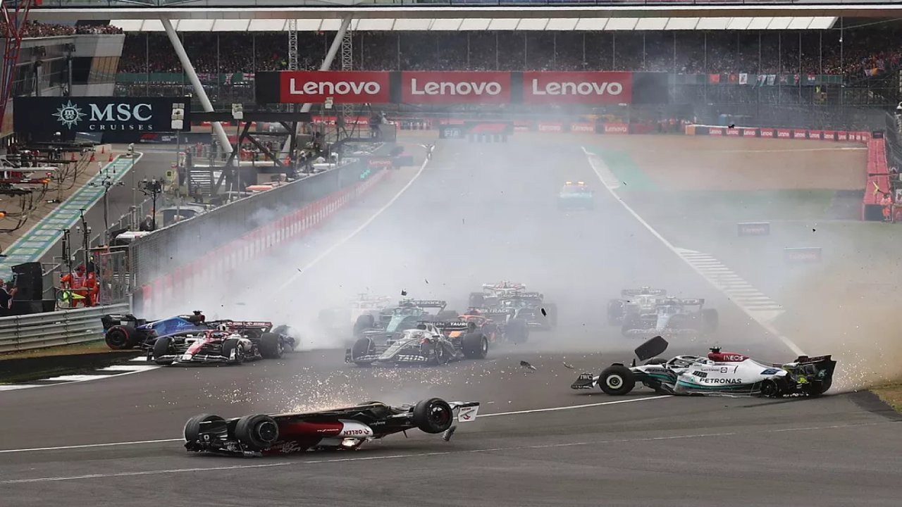 Alex Albon, Britanya GP kazasının ardından hastaneye götürüldü