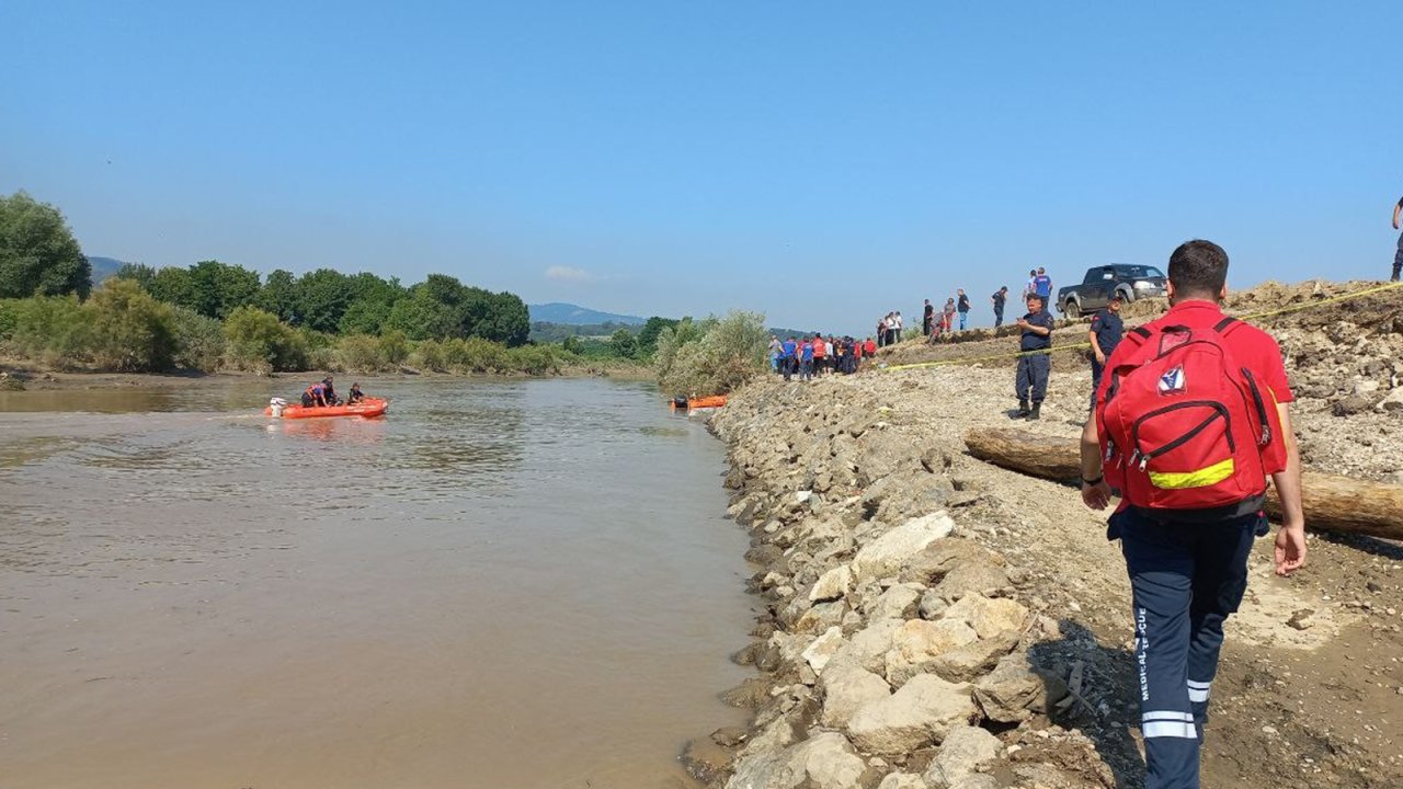 Düzce'de sele kapılan kepçe operatörünün cansız bedeni bulundu