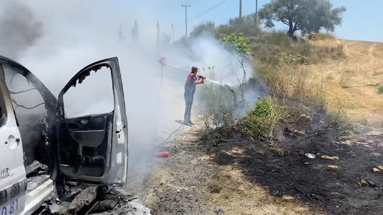 Seyir halinde olan minibüste çıkan yangın, araziye de sıçradı