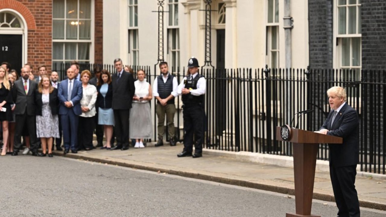 48 saatlik siyasi kriz: Boris Johnson'ın istifasını İngiliz basını nasıl gördü?