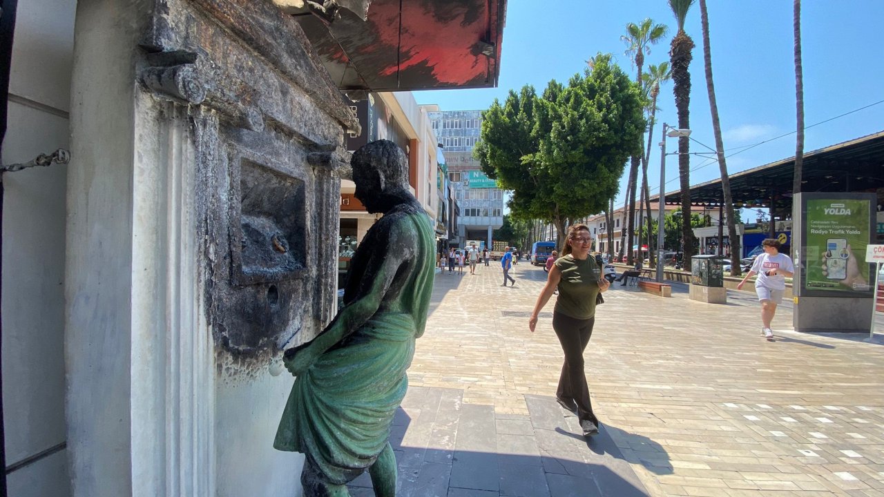 Roma figürlü heykele tekme atıp, benzin dökerek yaktı
