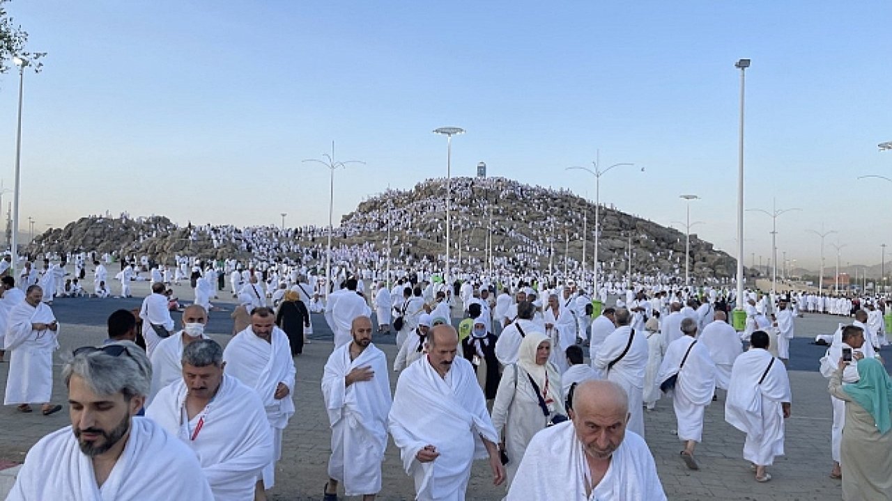 Salgın sonrası ilk kez hacı adayları Arafat’ta