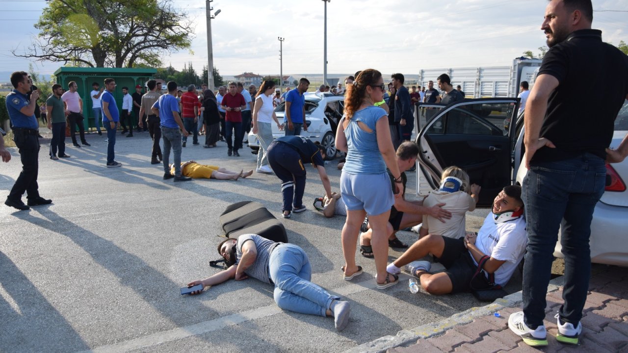 Konya'da iki otomobil çarpıştı: 16 yaralı
