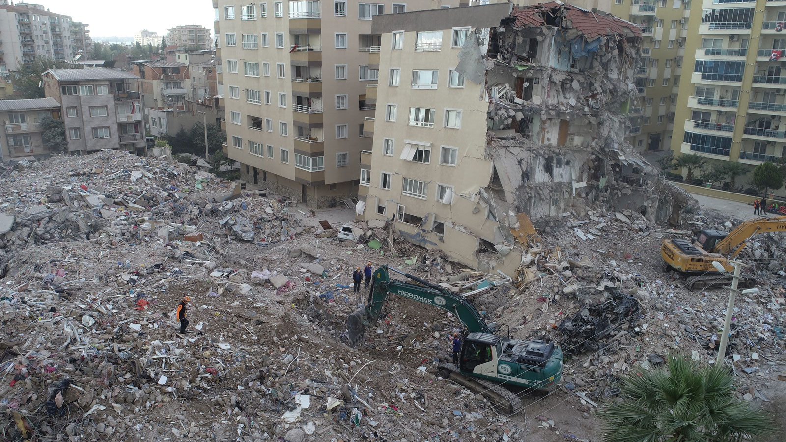 İzmir'de TOKİ'nin depremzedeler için yaptığı konutlar 'kusurlu' çıktı