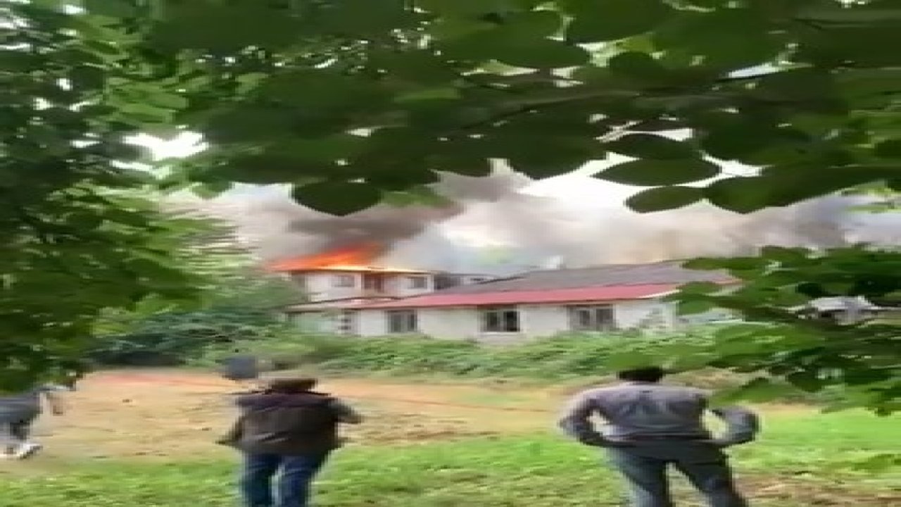 Artvin'de 3 katlı otel, alev alev yandı