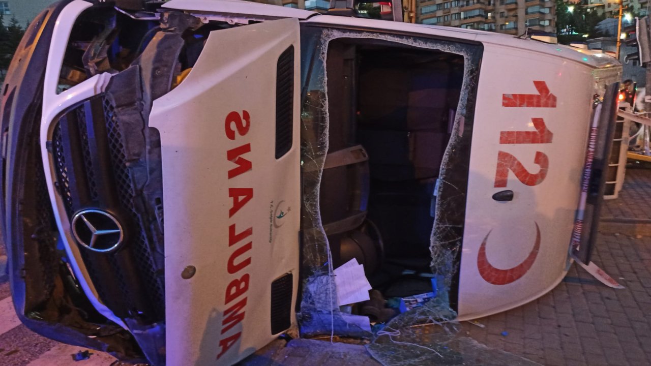 Ambulans ile otomobil çarpıştı; 3 sağlık çalışanı yaralandı