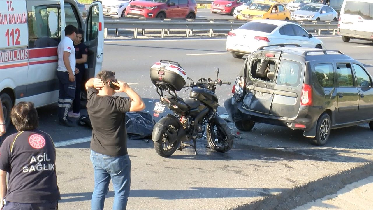 Emniyet şeridindeki araca çarptı: Motosiklet sürücüsü öldü