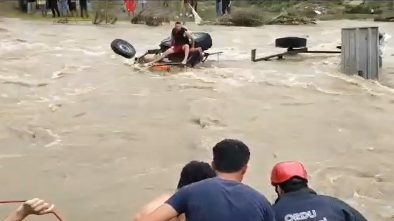 Ordu'da traktörün tekerlerini yıkamak için dereye girdi: Akıntıya kapılan traktörde mahsur kalan sürücü kurtar
