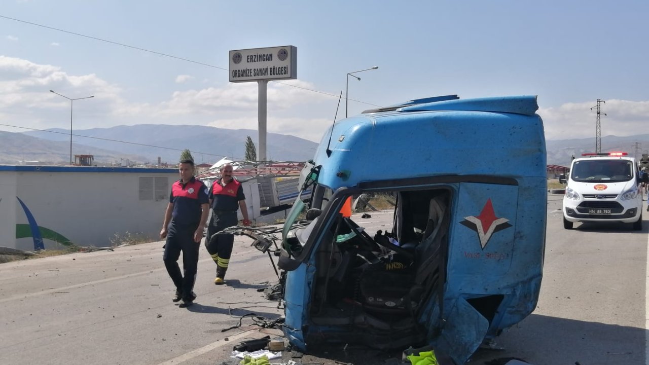 Çarpışan iki TIR'dan birinin kupası koptu