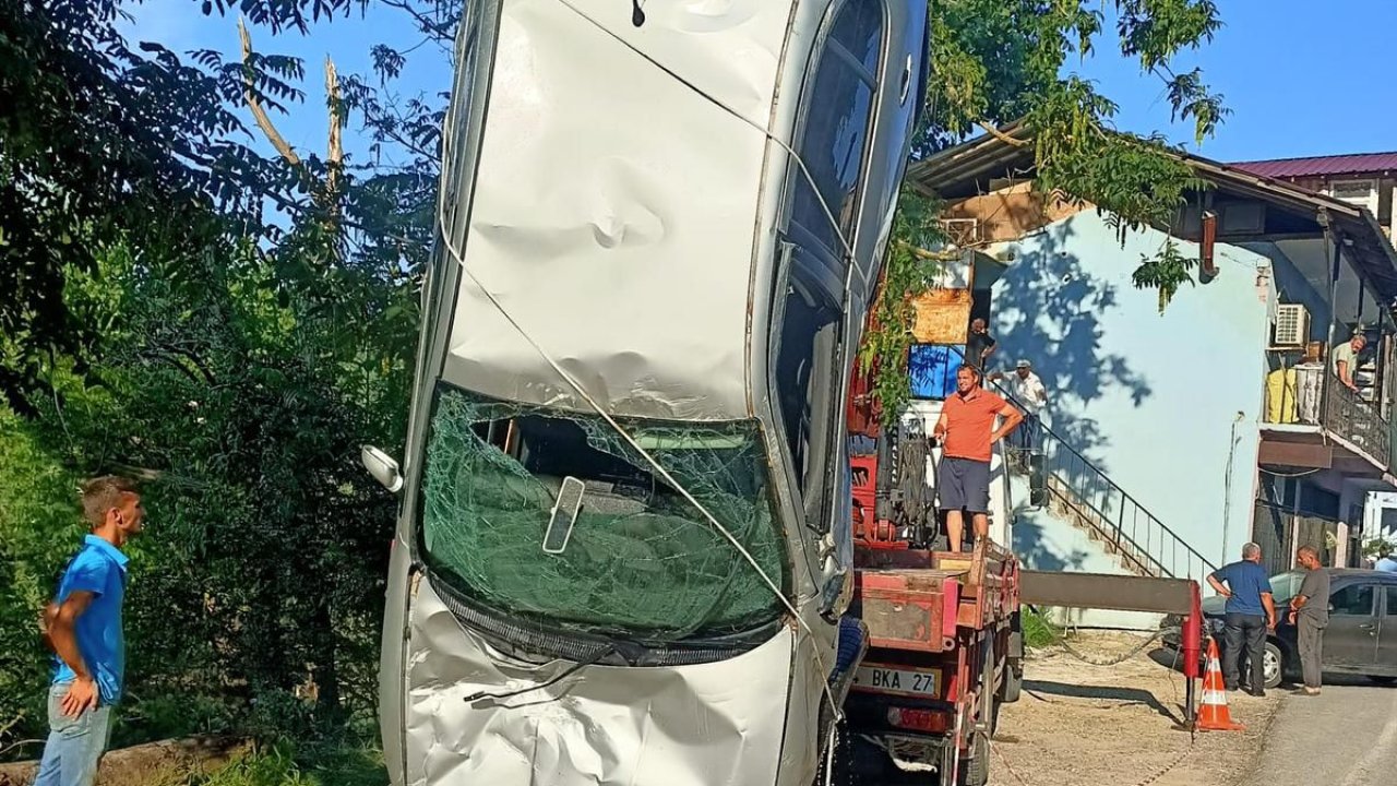 Park halindeki otomobile çarpıp çaya düşen otomobilin sürücüsü öldü