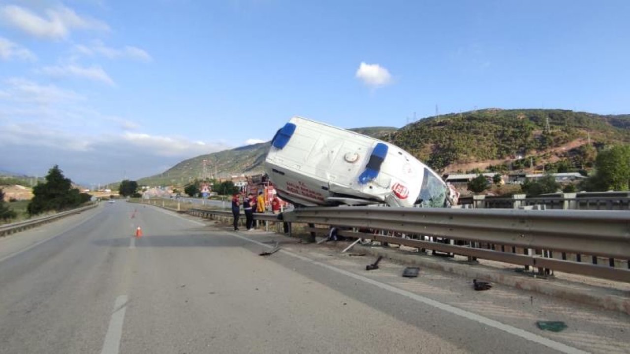 Hasta taşıyan ambulans bariyerlere çarptı