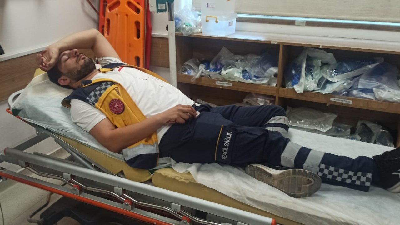 Hem yol vermedi hem de ambulans şoförünün burnunu kırdı