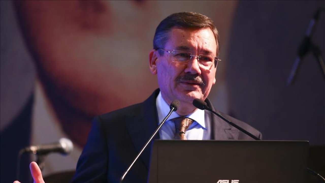 CHP’li Akdoğan Gökçek ve Köse’ye oyuncak dinozor aldı