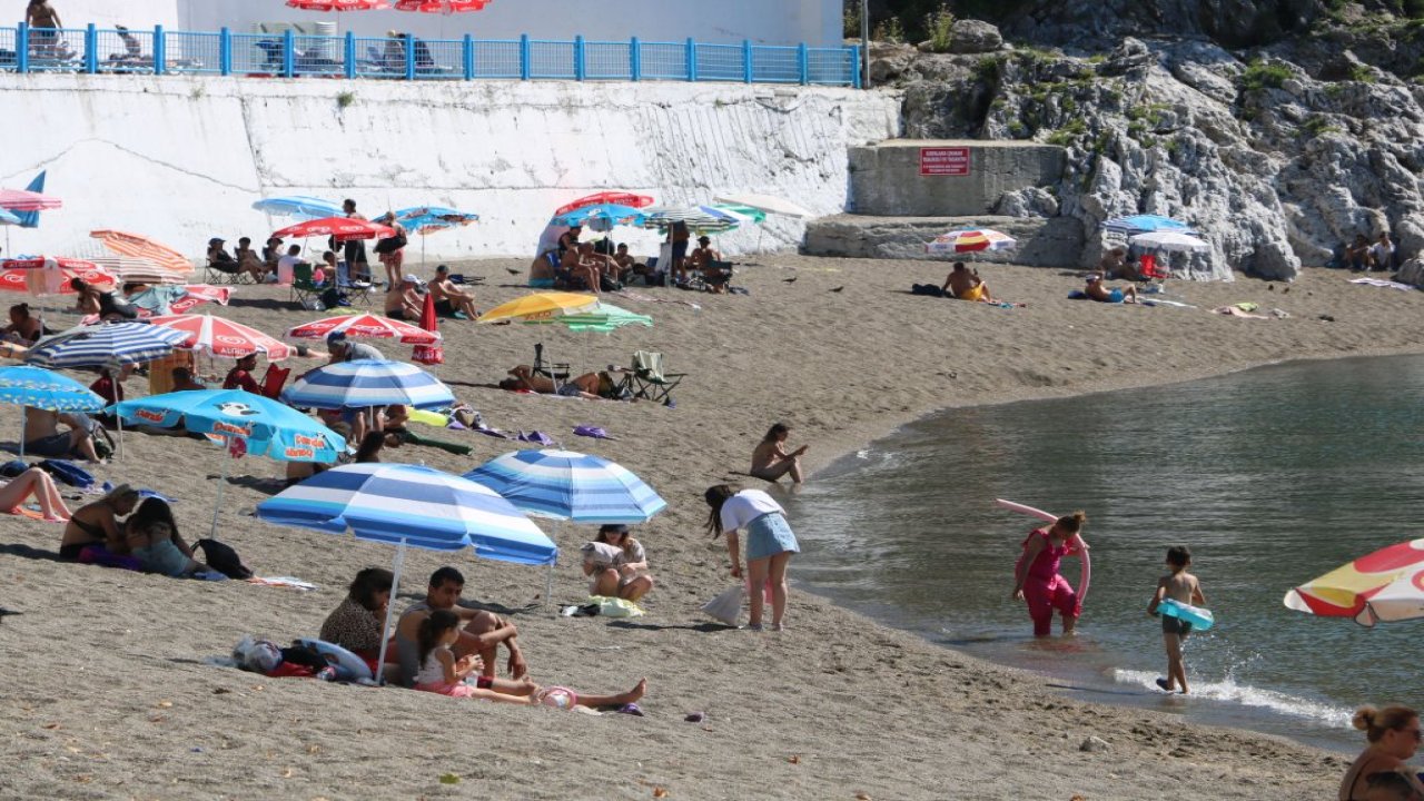 Zonguldak'ta atık su taştı, denize girmek yasaklandı