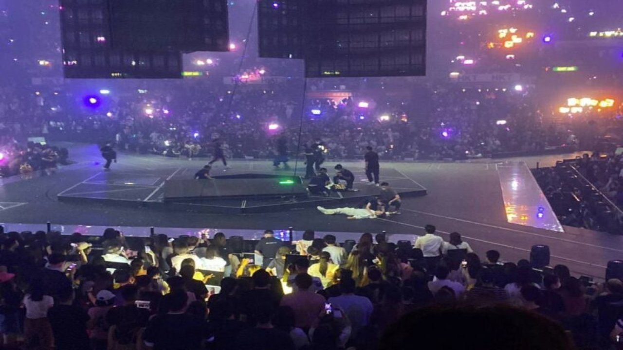 'Mirror' konserinde dansçıların üzerine dev ekran düştü