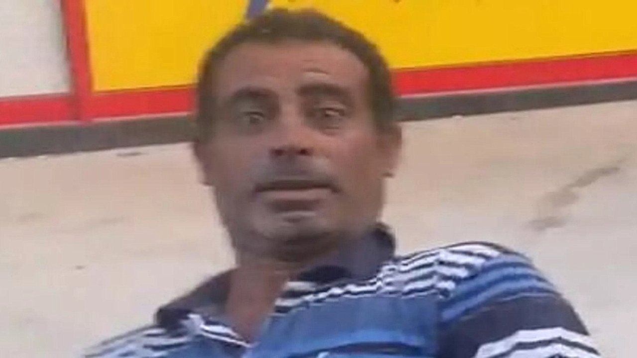 Ambulansın camına kafa attı