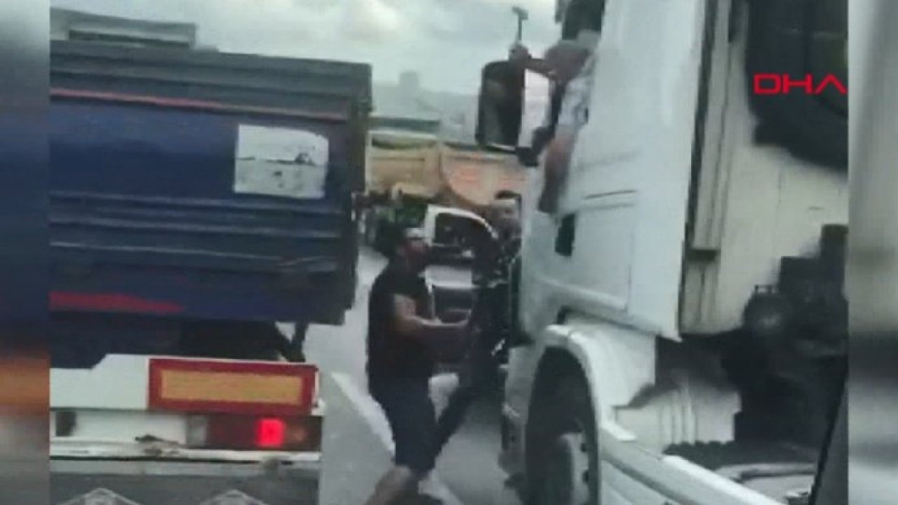 Yol verme tartışmasında sopalı saldırgana çekiç fırlattı
