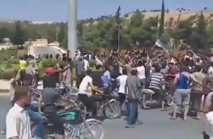 Suriyeliler sınırda Türkiye'yi protesto etti: Sınır kapısı giriş ve çıkışlara kapatıldı