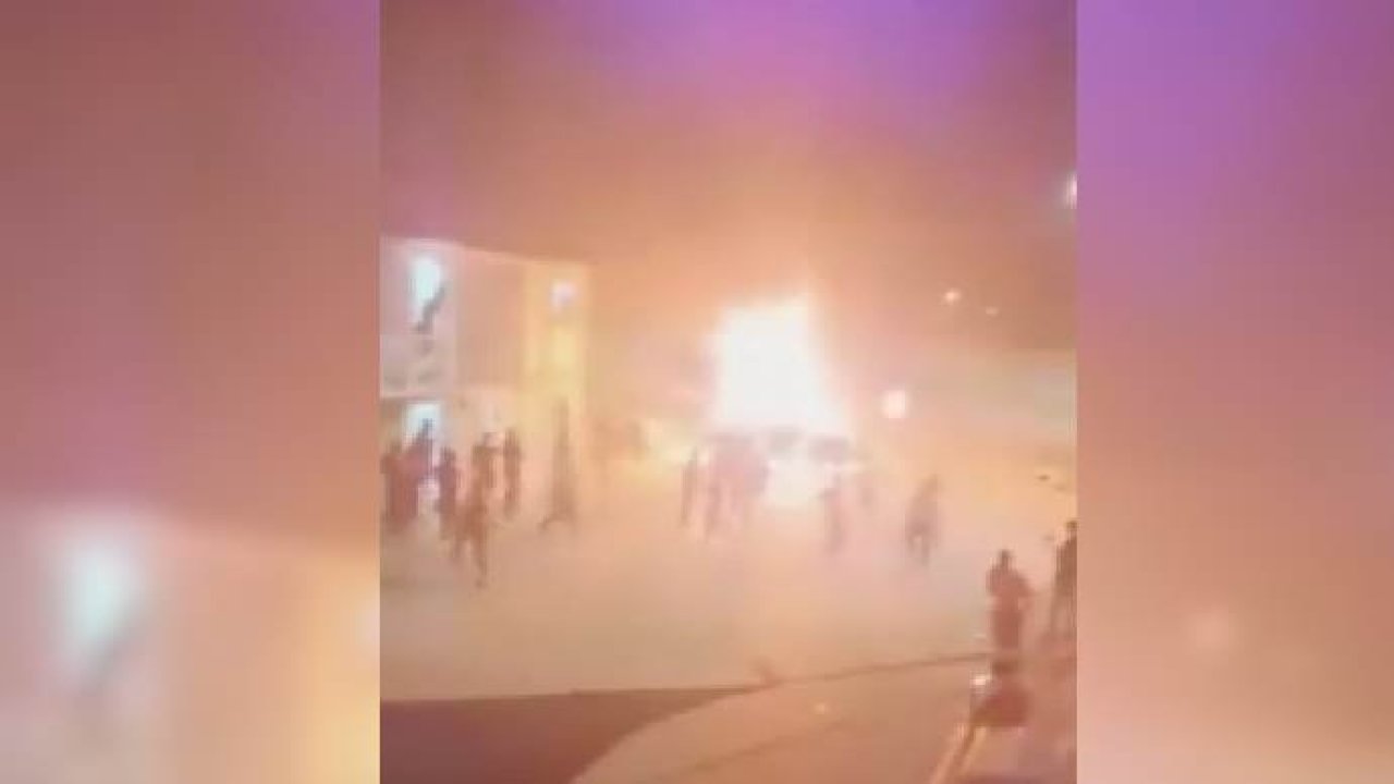 Kahramanmaraş’ta Suriyeli eylemciler çöp konteynerlerini ateşe verdi