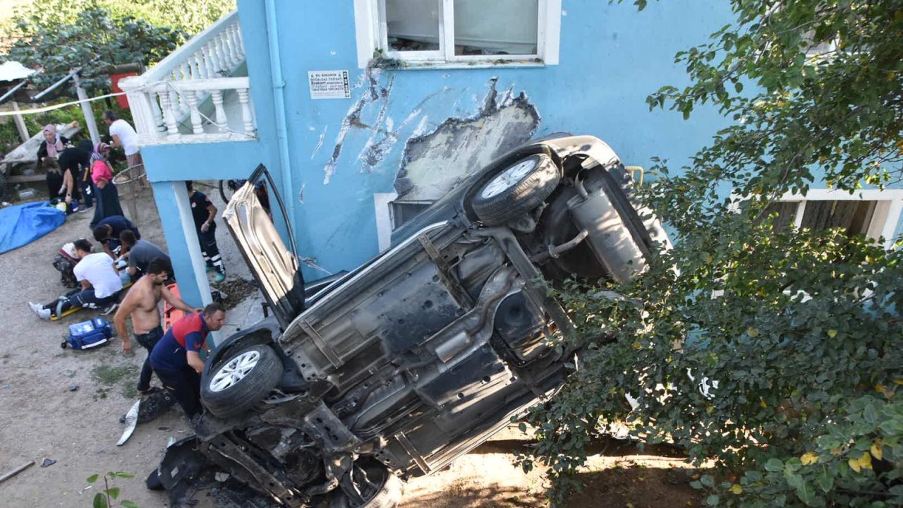 Otomobil evin bahçesine uçtu: 1 ölü, 3 yaralı