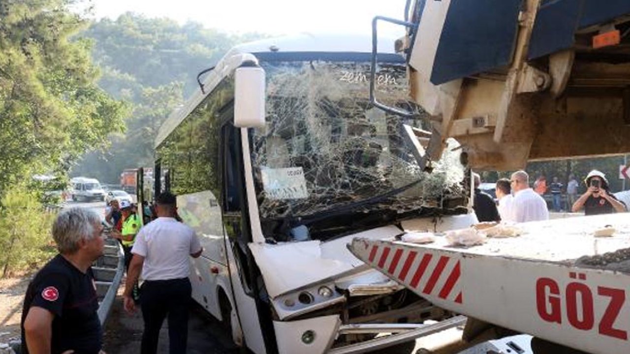 Servis midibüsü, oto kurtarma aracına çarptı: 4'ü ağır, 27 yaralı