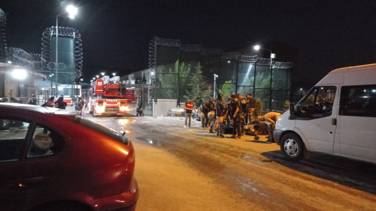 Kayseri'de sığınmacılar Geri Gönderme Merkezi'nde yangın çıkardı: Bölgeye çok sayıda asker sevk edildi