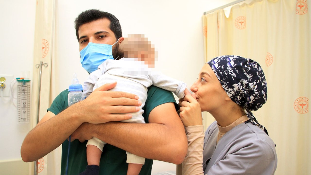 Afyon'da eşini bıçaklayıp bebeği kaçırdı, kaçırdığı bebeğini Manisa'da hastaneye bırakıp kaçtı