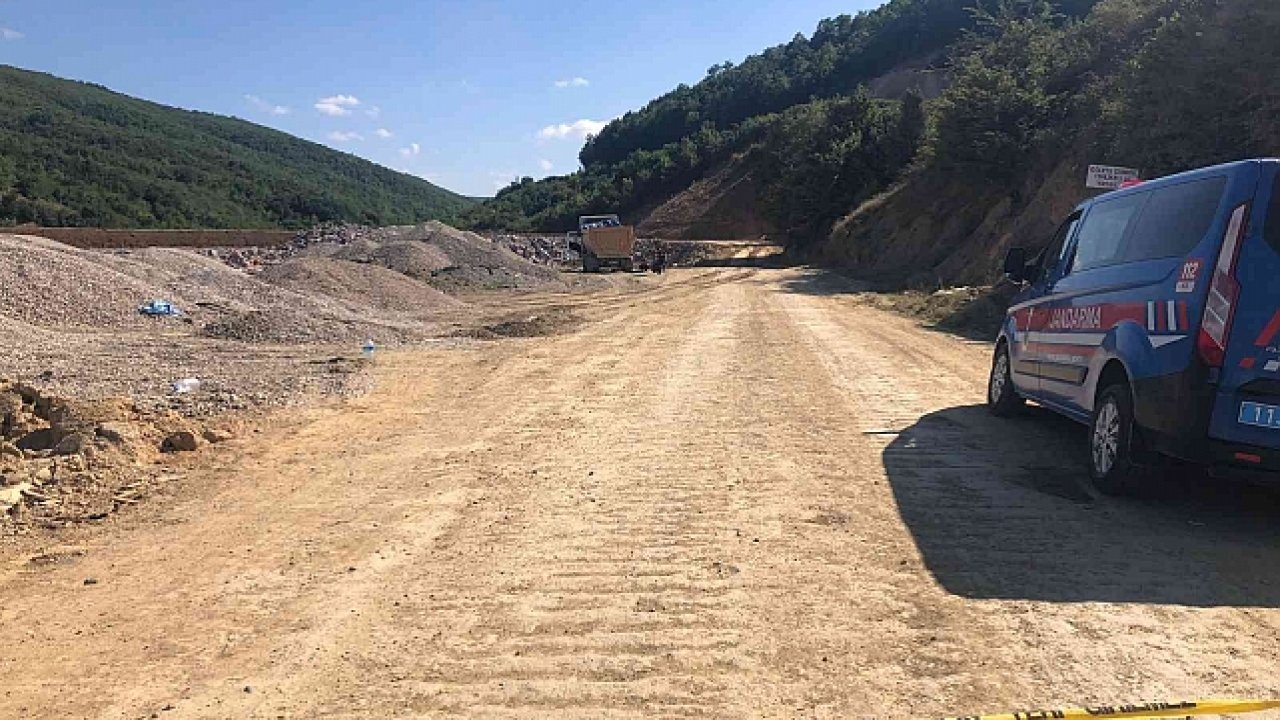 Kamyon şoförü çakıl taşlarının üzerine dökülmesi sonucu hayatını kaybetti