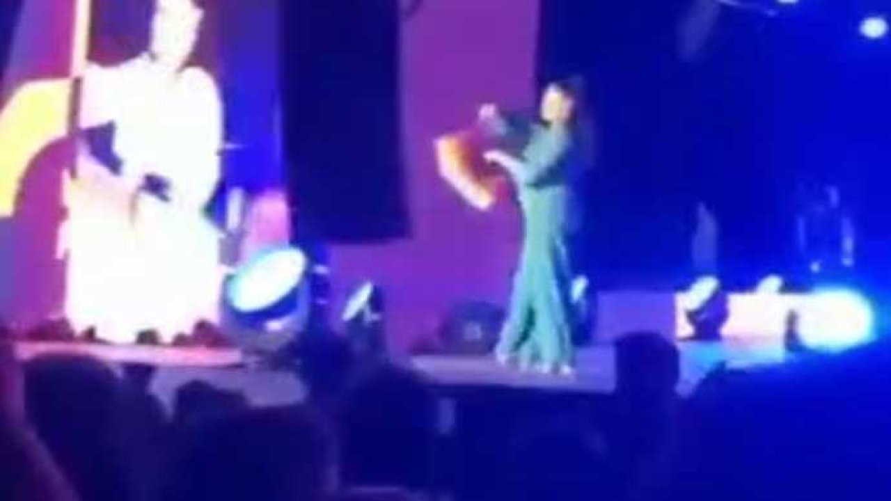 Reyhan Karaca sahnede LGBTİ+ bayrağı açtı