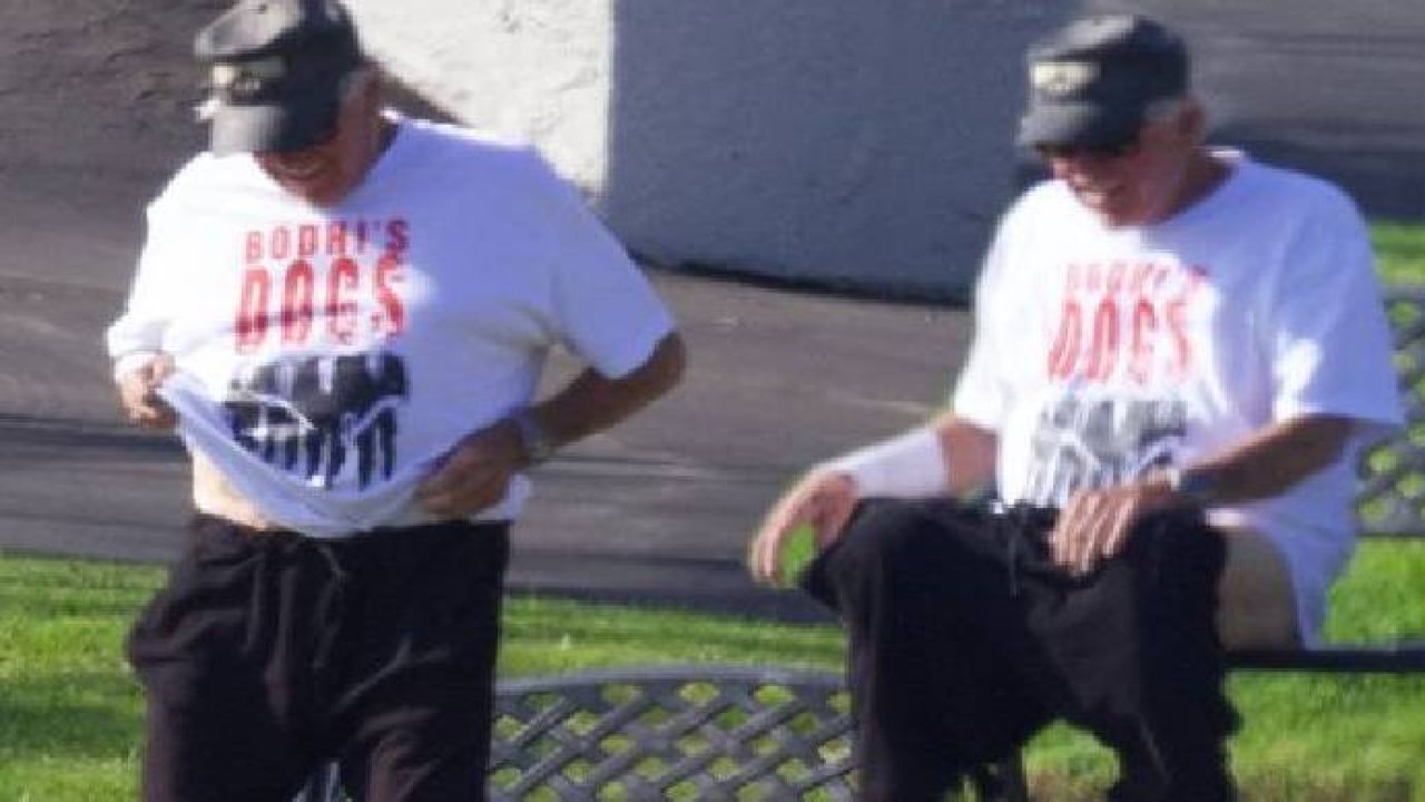Ünlü aktör Gary Busey parkta pantolonunu çıkardı