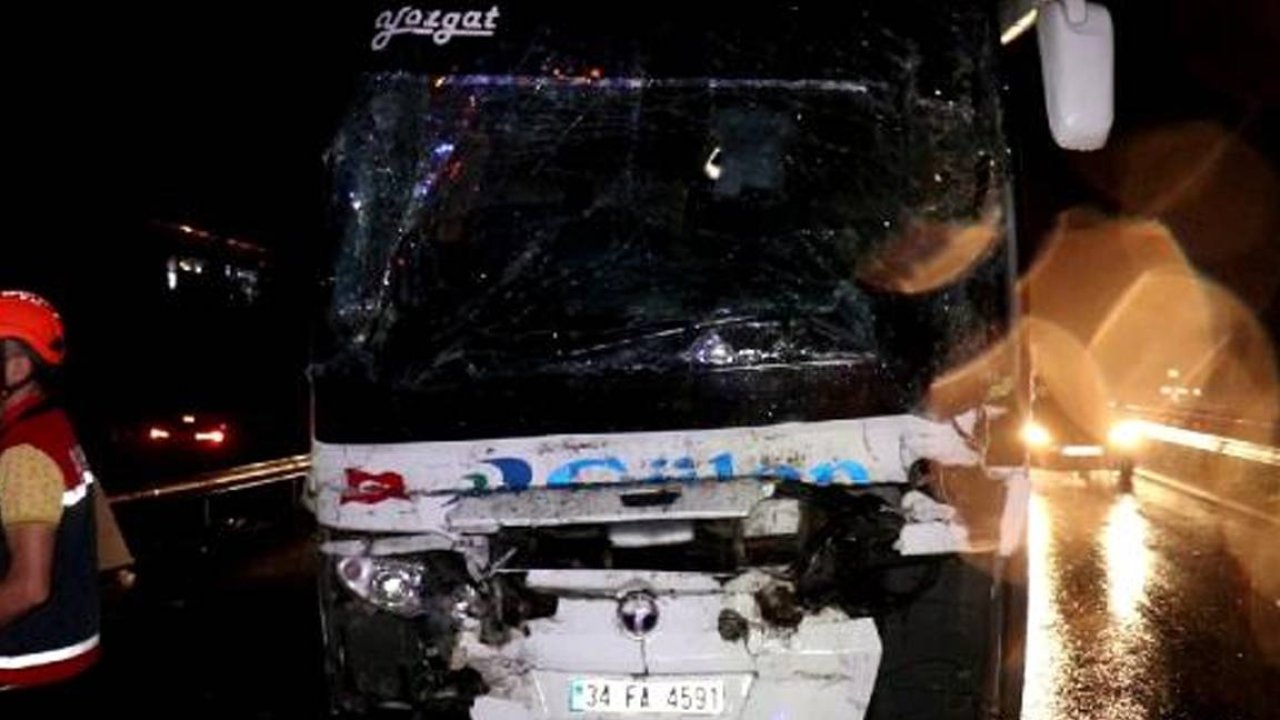 Sakarya'da otobüs, TIR’a çarptı: 25 kişi yaralandı
