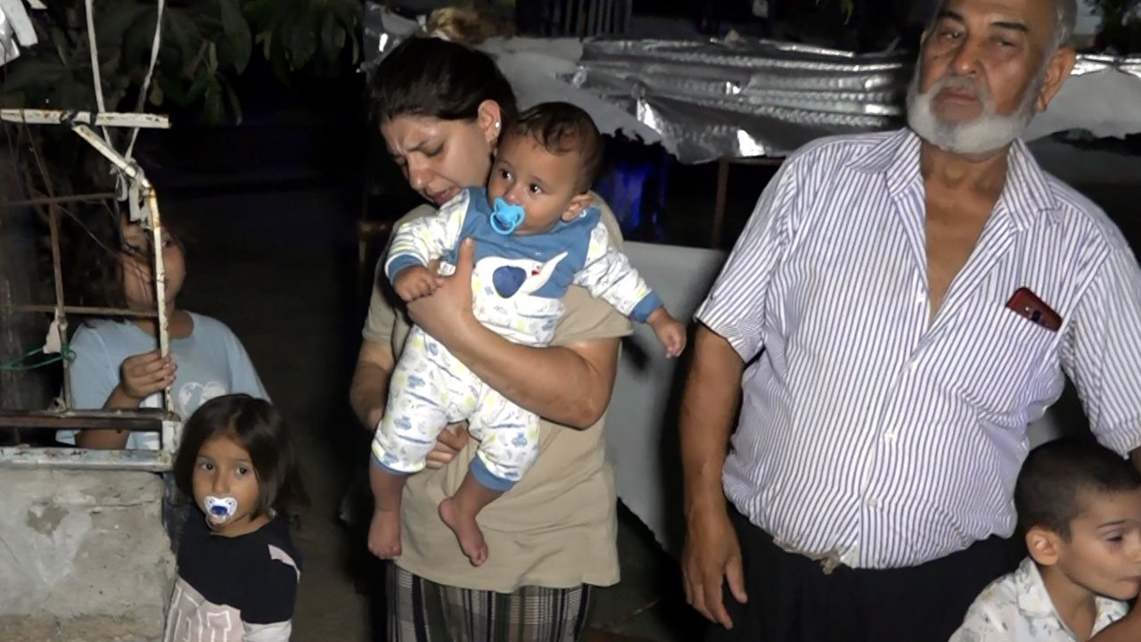 KAPI ÖNÜNDE AĞLAMA SESİ DUYDU: 9 aylık bebek, mama, aşı kartı ve oyuncukla birlikte bahçe kapısına bırakıldı