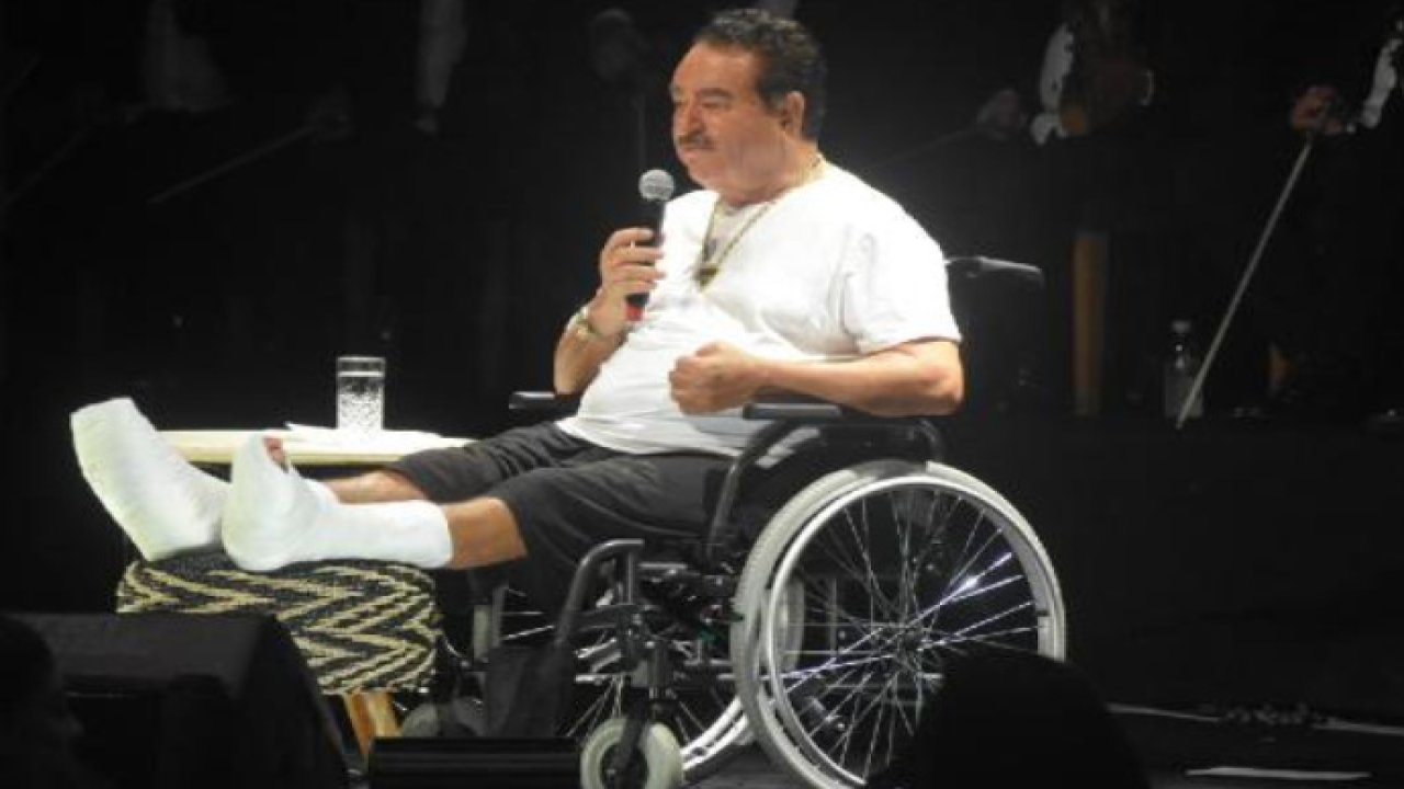 Tatlıses tekerlekli sandalye ile konser verdi