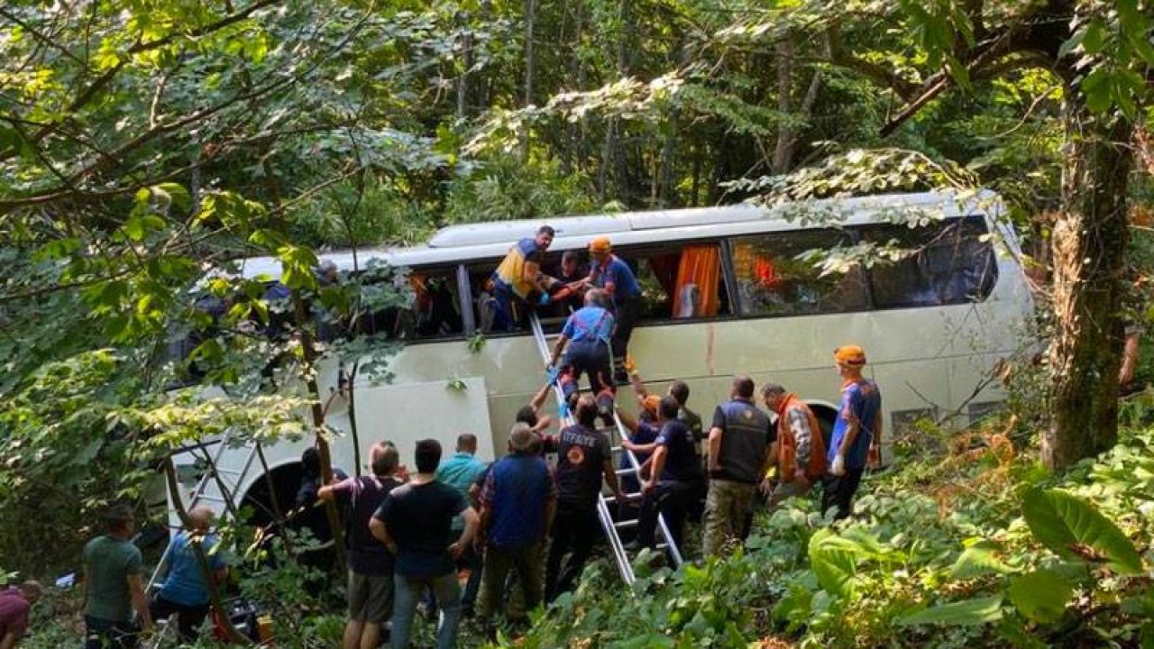 Bursa'da tur otobüsü şarampole yuvarlandı: Ölü ve yaralılar var