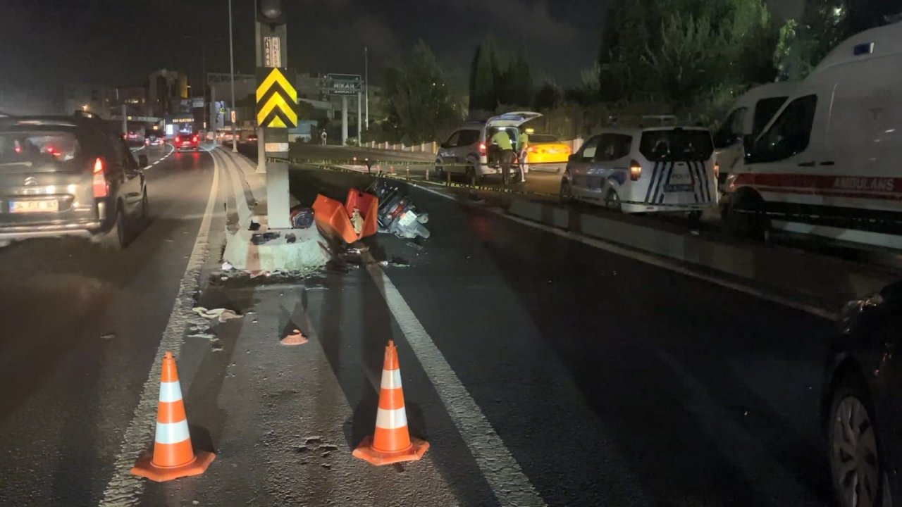 Moto kurye refüje çarparak hayatını kaybetti