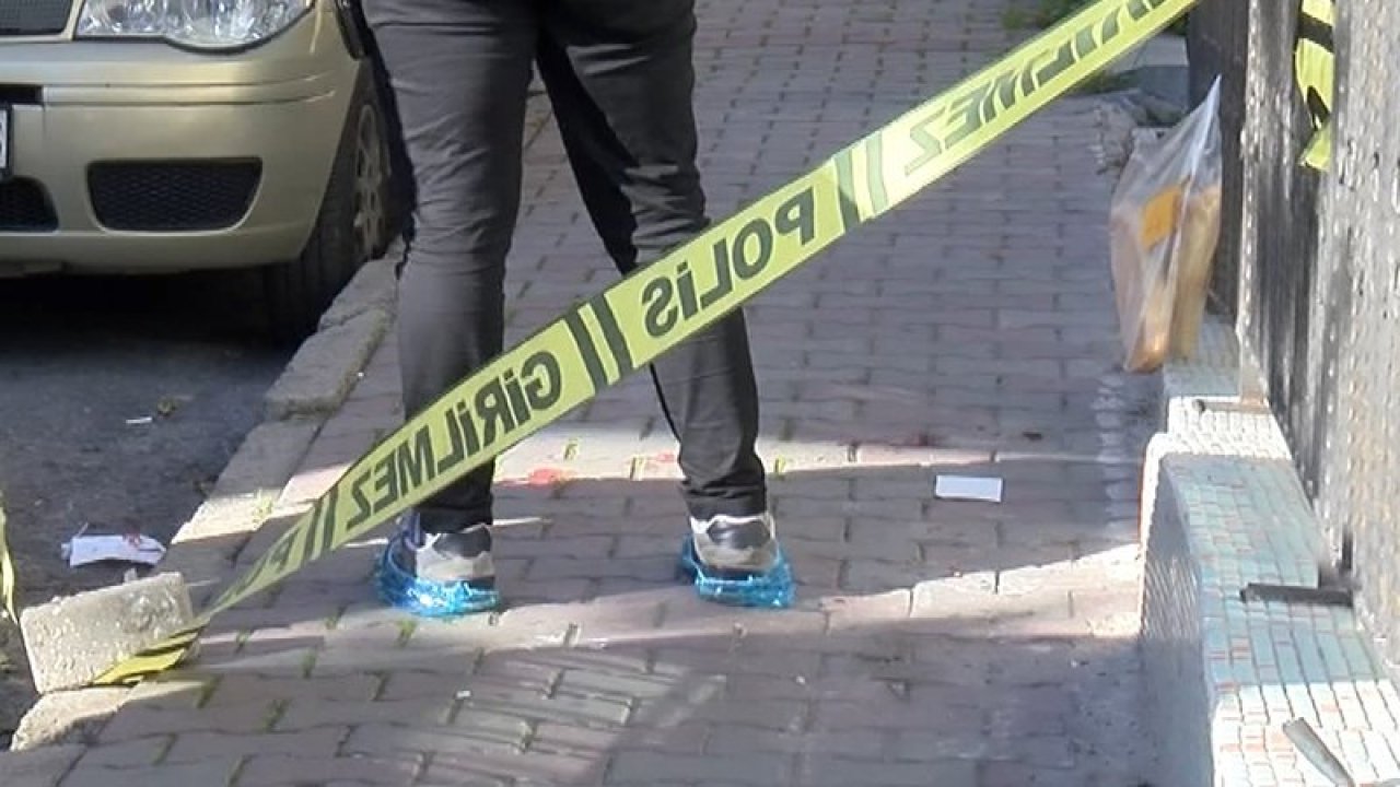 Annesinin ölümünden sorumlu tuttuğu ağabeyini döverek öldürdü