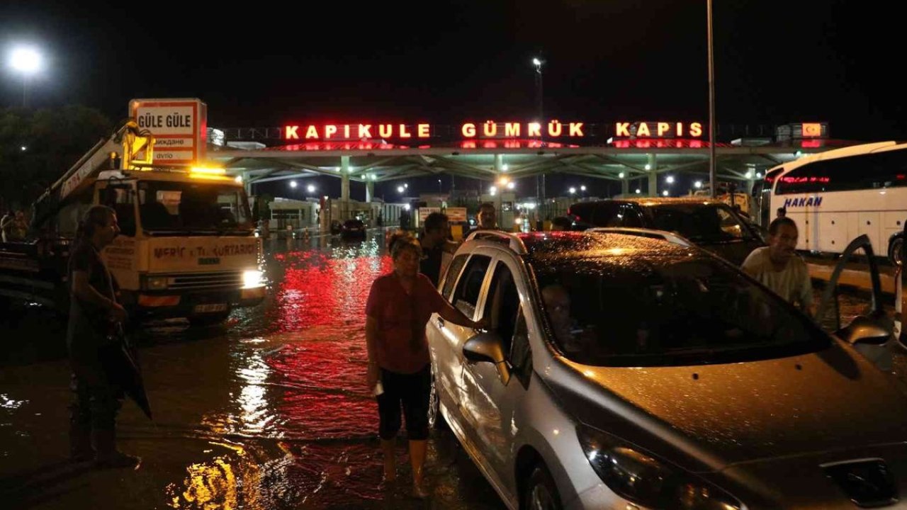 SINIRDA GEÇİŞLER DURDU: Kapıkule Gümrük Sahası'nı su bastı