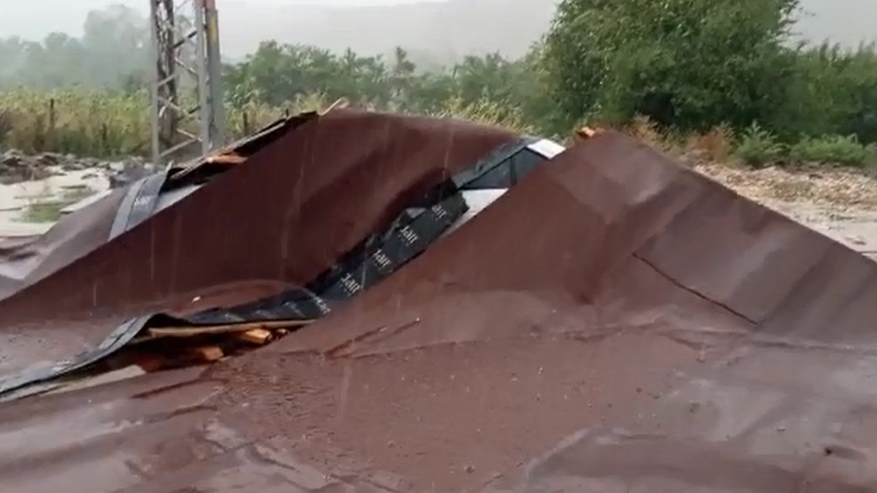 Fırtınada uçan çatı aracın üstüne düştü: 3 kişi yaralandı