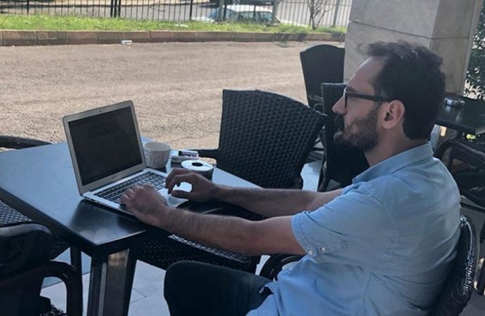 Oda verilmeyince kantinde mesaiye başlamıştı... ‘Sakıncalı’ akademisyen yine işten çıkarıldı!