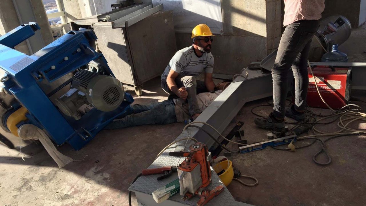 Fabrikada çelik platform çöktü: 1 işçi öldü, 4 işçi yaralandı