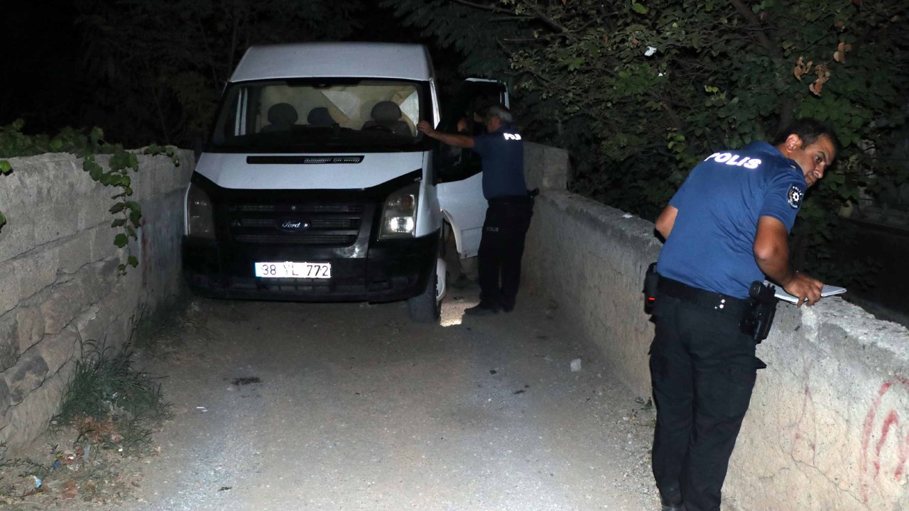 Dur ihtarına uymadı: 5 otomobil ile bisikletli çocuğa çarptı