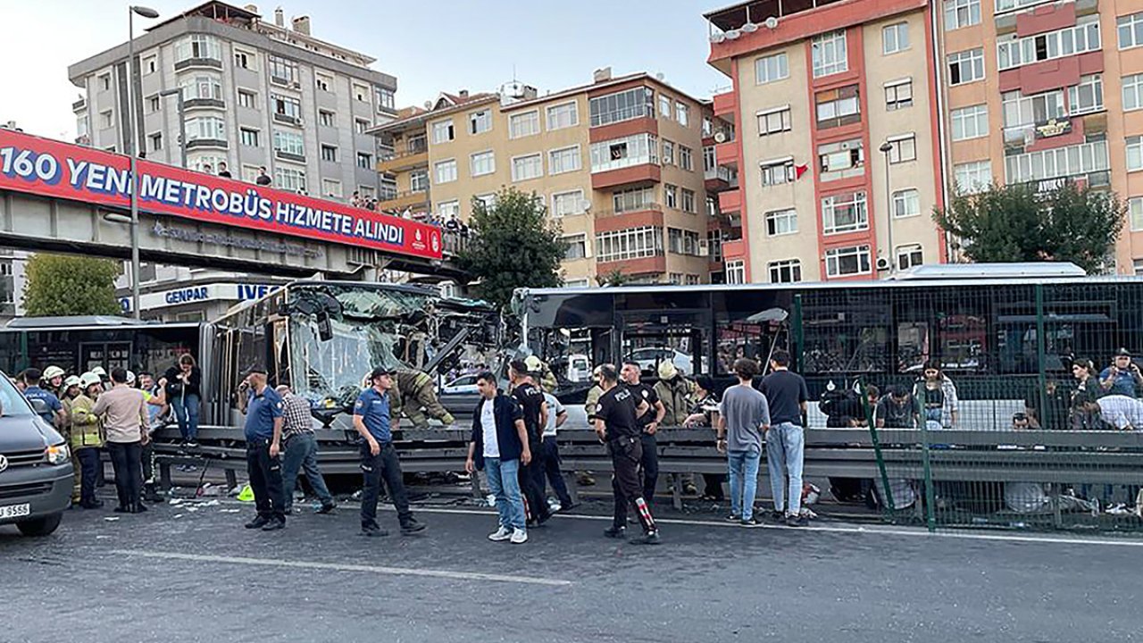 Avcılar'da metrobüs kazası: 4 kişi yaralandı