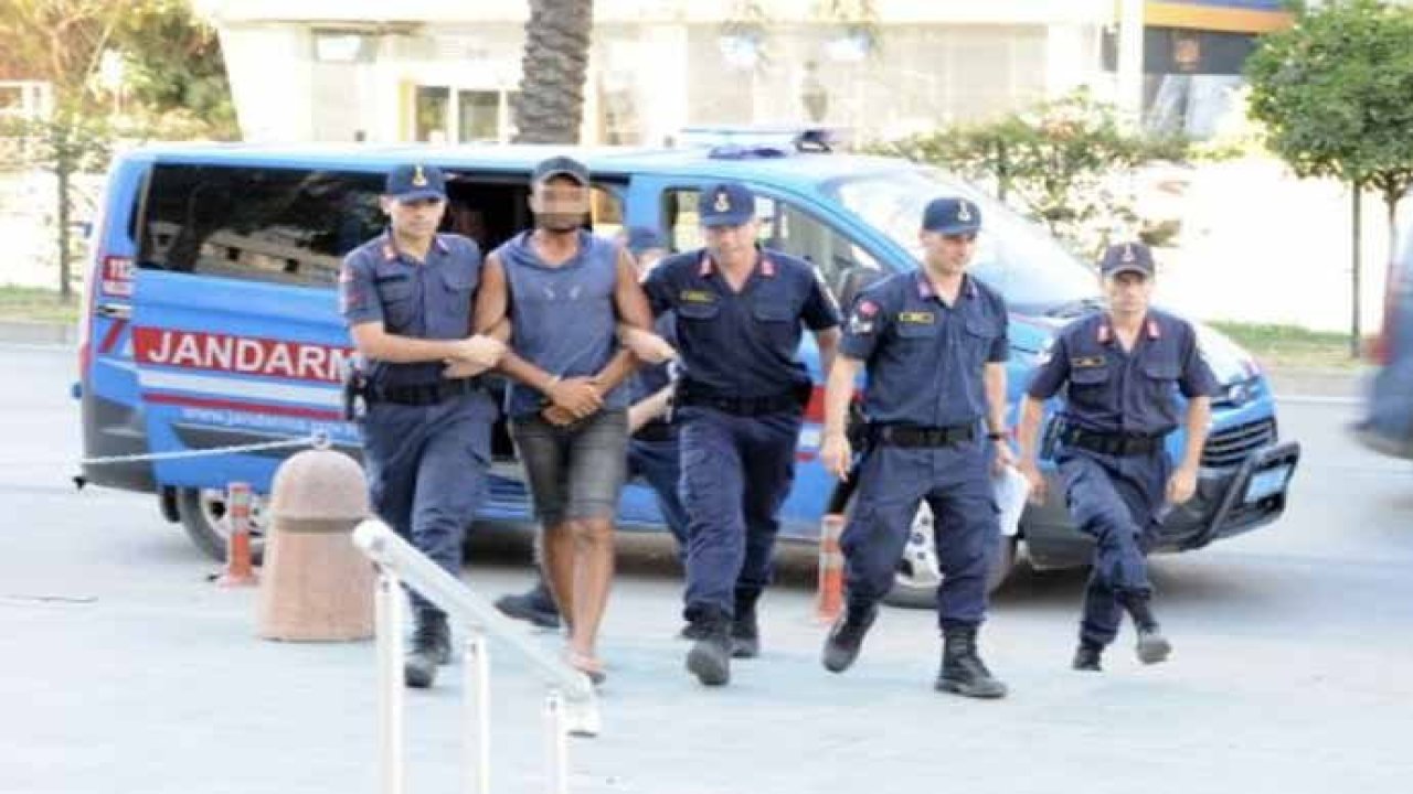 Ev arkadaşını çekiçle öldürdü; Annesinin evinde yakalandı