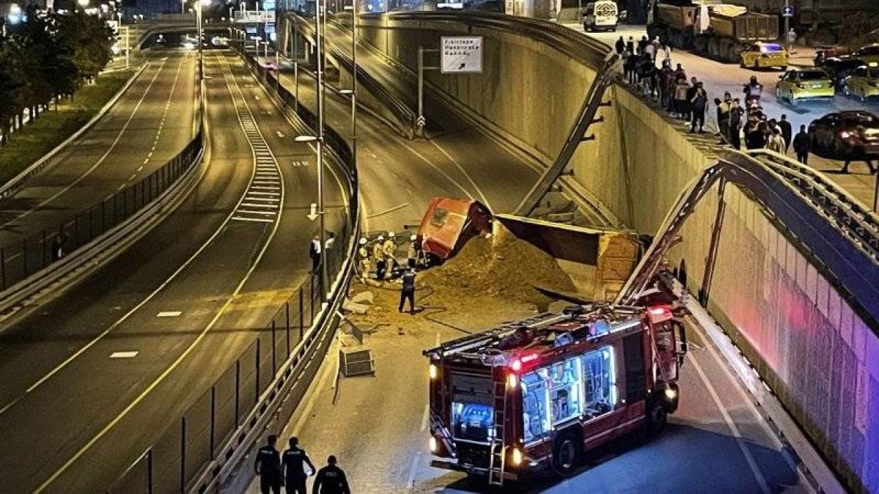 Hafriyat kamyonu 5 metre yükseklikten çevre yoluna düştü
