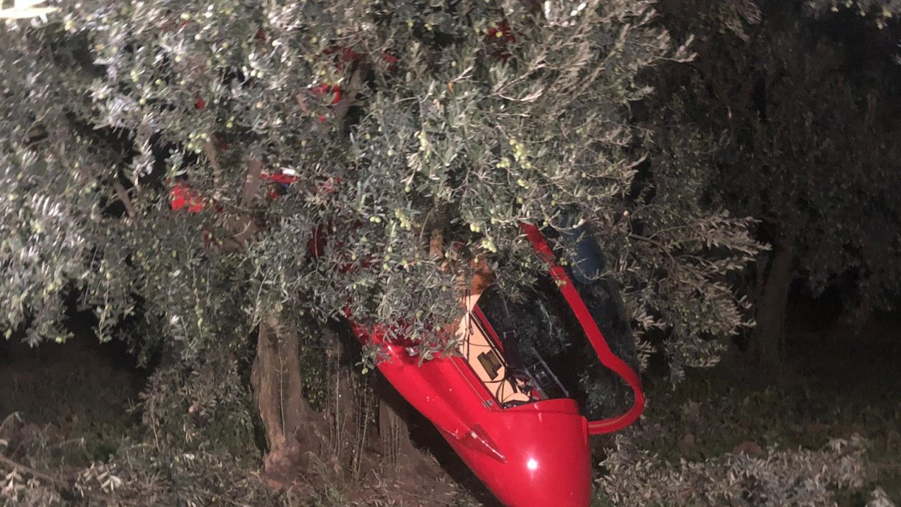 Gyrocopterin motoru arızalandı: Zeytinliğe zorunlu iniş yapıp, ağaçlara çarptı