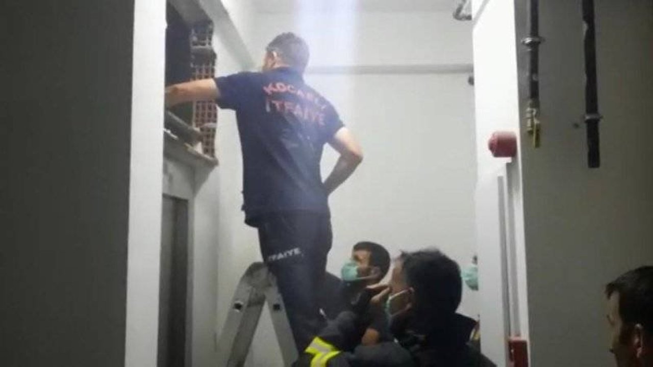 Kocaeli'de asansörde mahsur kalan 9 kişilik aile duvar kırılarak kurtarıldı