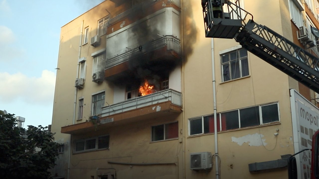 Sinir krizi geçirdi: Balkonu yaktı, eşyaları sokağa fırlattı