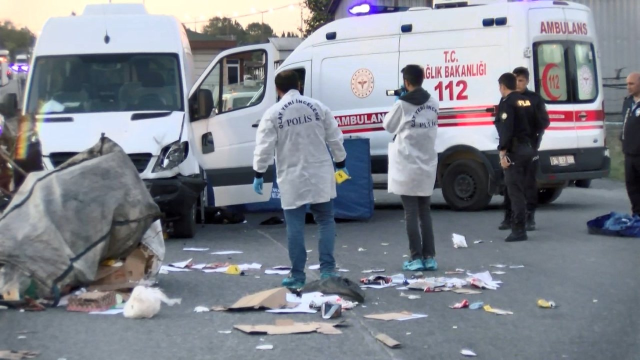 Minibüs motosiklete çarptı: Baba ile 3 yaşındaki oğlu öldü